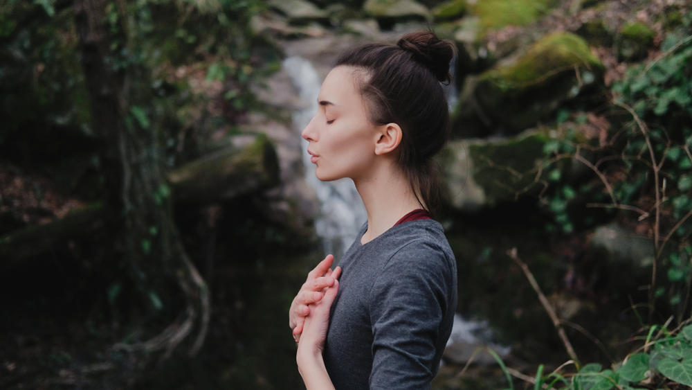 femme pratiquant la respiration