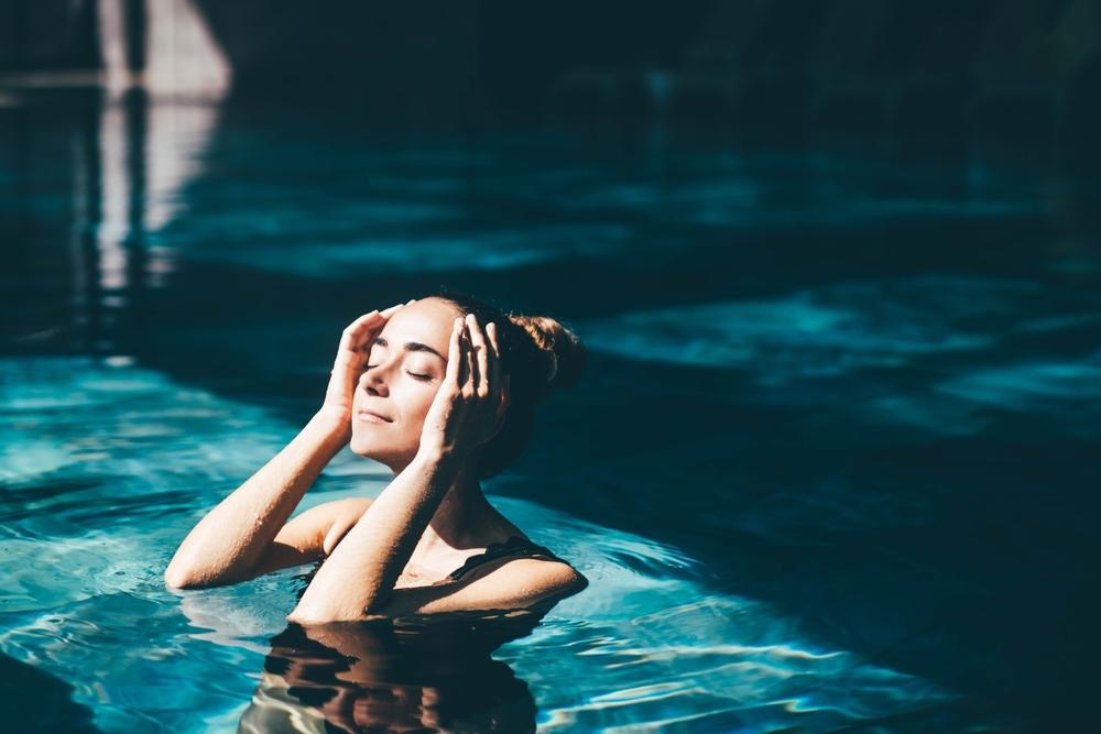 Frau relaxend am Schwimmbad