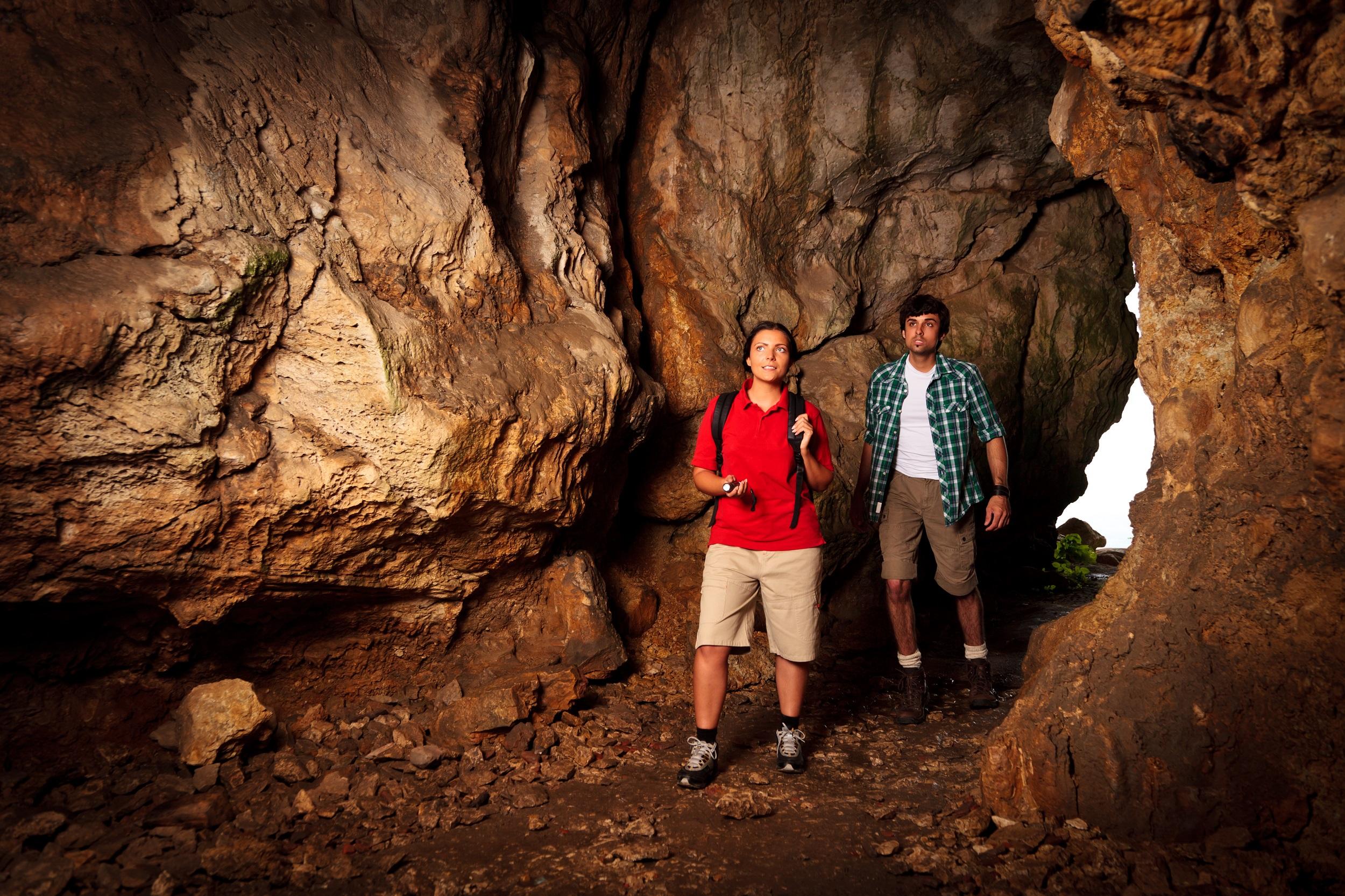 Jeune couple explorant une grotte